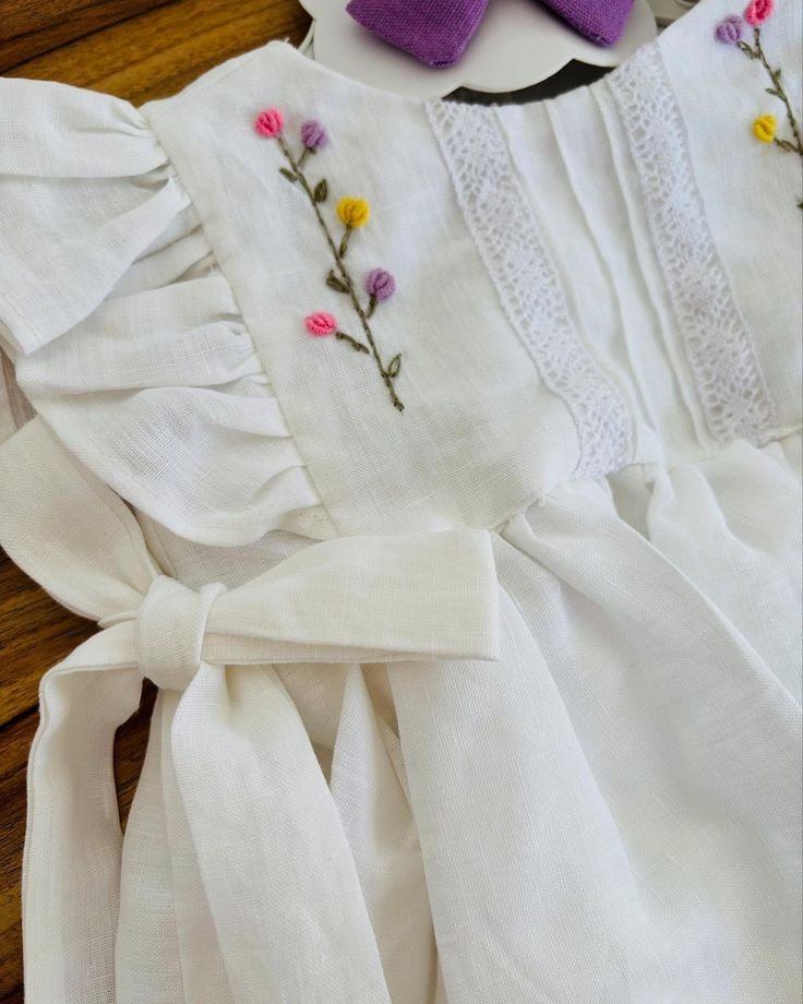 encanto e doçura 🌷 nossa loja e o seu diferencial, nossas peças bordadas, de uma riqueza e delicadeza, para as bonequinhas de verdade! enviamos para todo o brasil (link de compras na bio 👩🏻 💻)